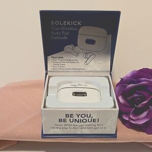 SOLEKICKS TRUE WIRELESS AUTO PAIR EARBUDS NWOT